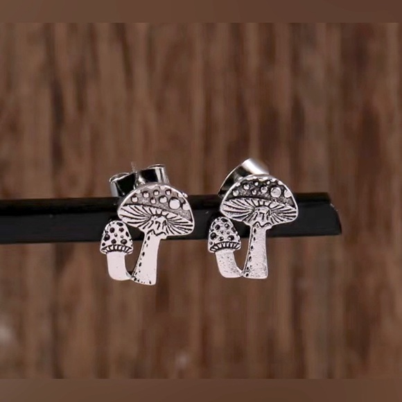 MUSHROOM 🍄 STUD EARRINGS - Picture 3 of 11